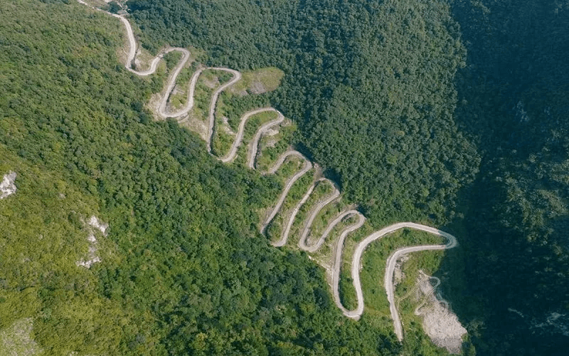 Le col de Me Pia – L’expérience des 14 étages au cœur de la nature grandiose de Cao Bang