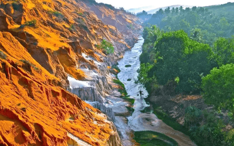 Ruisseau féerique à Mui Ne : balade entre sable et rêve